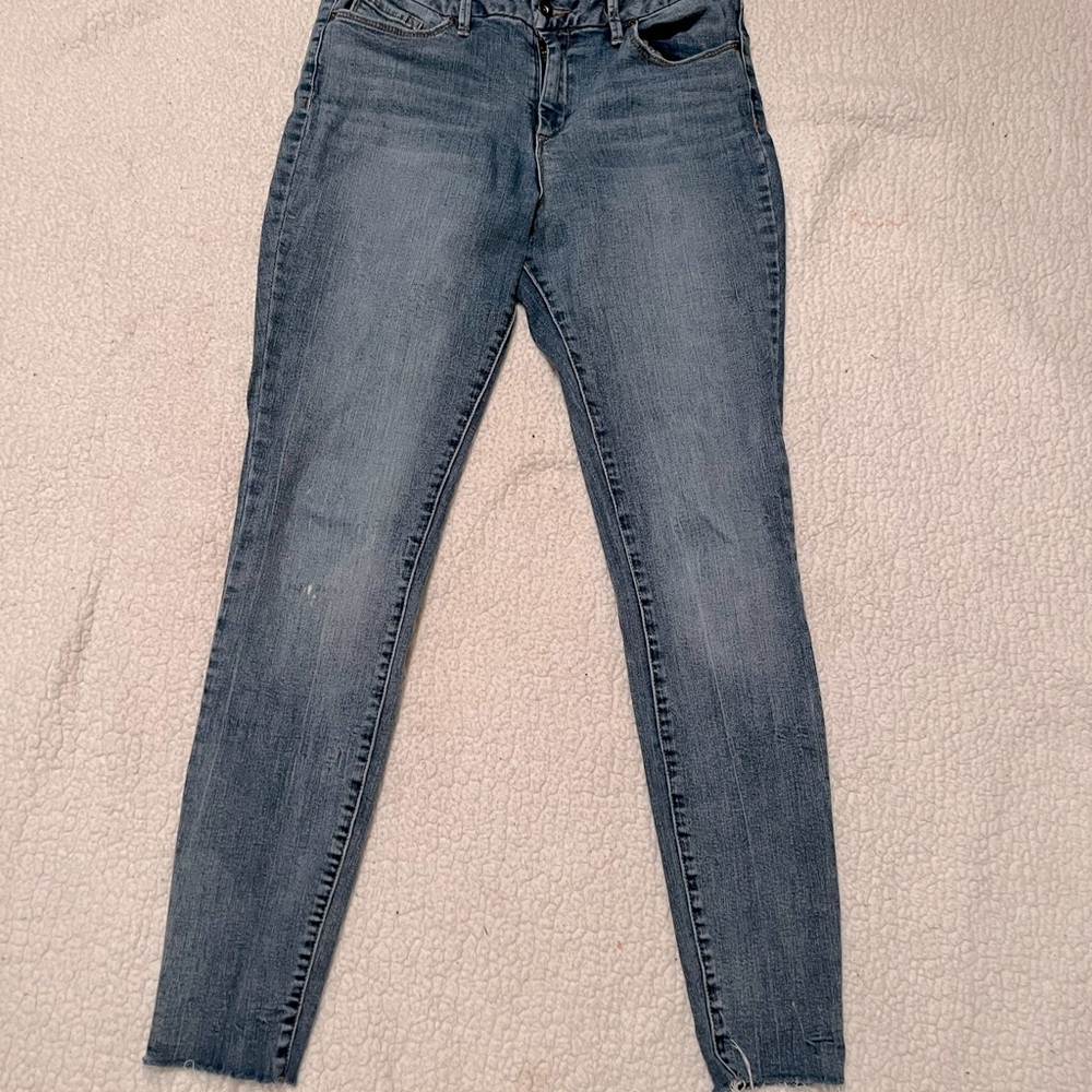 Women’s light wash distressed jeans